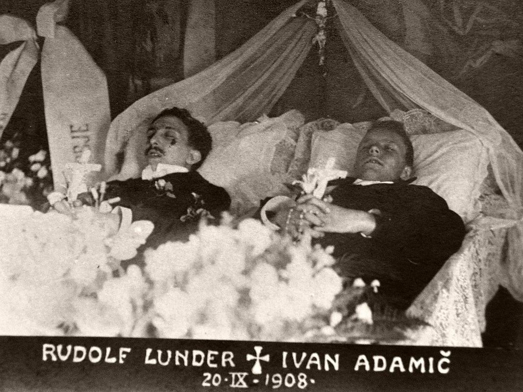 Rudolf Lunder in Ivan Adamič na mrtvaškem odru. Fotografija je bila razmnožena v razgledniškem formatu in je dosegla veliko naklado. Foto: Arhiv avtorja