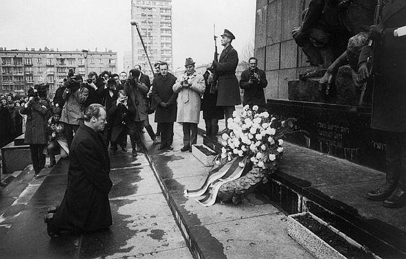 Varšava decembra 1970 in padec na kolena pred spomenikom žrtvam varšavskega geta. Foto: EPA