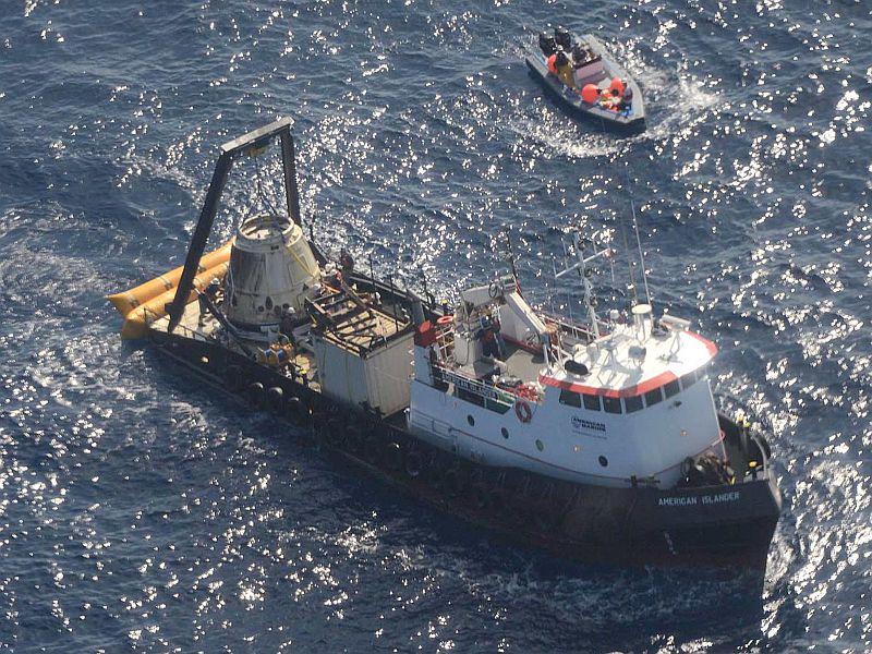 Kapsulo Dragon so po pristanku v Tihem oceanu naložili na ladjo in odpeljali na obalo. Foto: Reuters