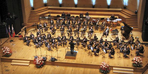Potem ko so se številne ljubiteljske slovenske godbe oz. pihalni orkestri priklanjali z Adamičevo glasbo za zasedbo godbe, ko je za nami kar nekaj razstav in (novih) tiskanih izdaj, (mednarodni) simpozij in kar nekaj koncertov, sta se letošnji 100-letnici rojstva slovenskega skladatelja in dirigenta Bojana Adamiča (1912-1995) priklonila na osrednjem mariborskem koncertnem odru (27. okt. 2012) tudi oba slovenska poklicna pihalna orkestra oz. godbi: Slovenske policije in Slovenske vojske. Foto: MNZ