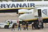 Zaradi omejitve ročne prtljage potnico vrgli z Ryanairovega letala
