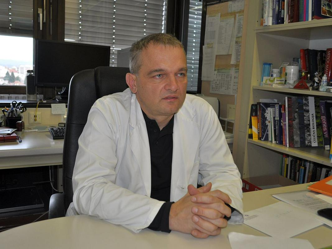 Alojz Ihan je predavatelj imunoloških vsebin na dodiplomskih in podiplomskih predmetih Medicinske fakultete, Biotehniške fakultete in Fakultete za farmacijo. Foto: MMC RTV SLO/Slavko Jerič