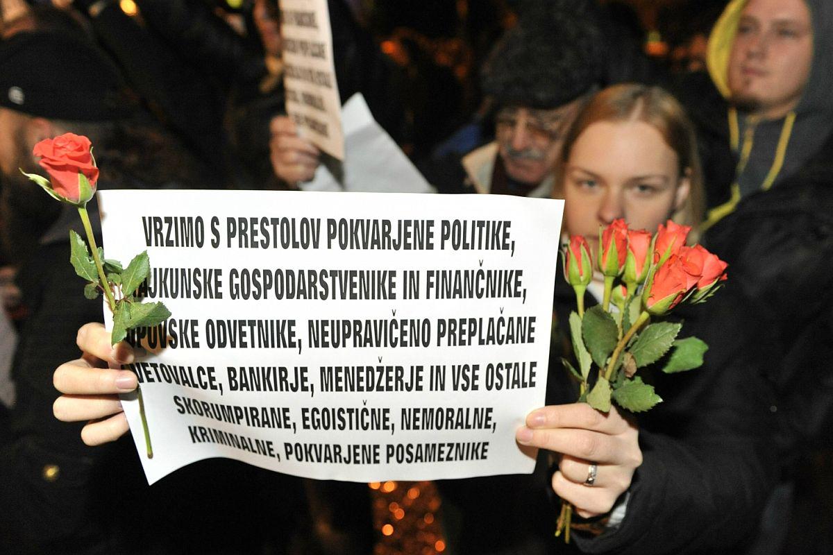 Takole so pred slabima dvema letoma Kranjčani na protestih terjali boljšo politiko - tudi v svojem mestu. Petega oktobra bodo svoje mnenje podali z zaokroževanjem lističev za sedem županskih kandidatov. Foto: BoBo