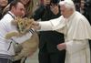Foto: Papeža Benedikta XVI. navdušili potujoči cirkusanti