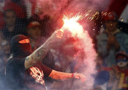 Zamaskiran huligan na nogometni tekmi. Foto: Reuters