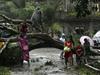 Foto: Filipinci preštevajo žrtve tajfuna Bopha