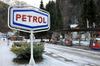 Slovenskim naftnim trgovcem padajo prihodki kljub nizkim cenam nafte