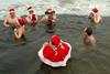 Foto: Temperature nad lediščem olajšale božične skoke v vodo
