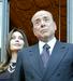Črno-bel dan za Berlusconija: uradno je samski, a tudi 