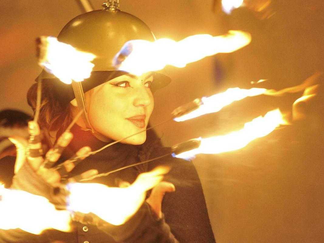 Povorko umetnikov s plameni je zaključil Ognjeno plesni koktajl Juicy Flames. Foto: BoBo