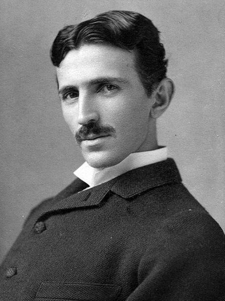 Tesla je znal z mediji in z javnostjo. Pri vsakem fotografiranju se je postavil v pozo, ki je zakrivala nekoliko šibko brado. Foto: Wikipedia