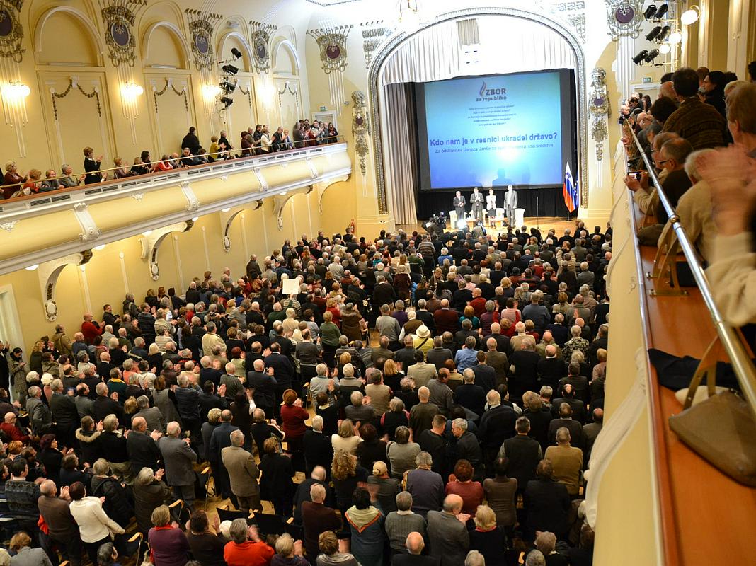 Zbor za republiko se je po tribunah odločil organizirati še javni shod. Foto: MMC RTV SLO/Aljoša Masten