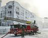 Foto: Požgana veleblagovnica se je spremenila v ledeno palačo