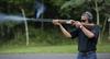 Zakaj je fotografija Obame s puško v roki sporna?