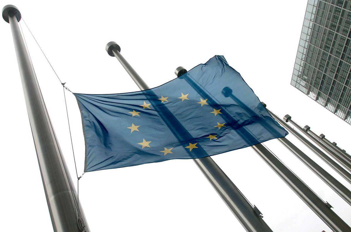 Po EU-ju poteka državljanska akcija zbiranja podpisov za začetek zakonodajnega postopka glede uvedbe univerzalnega temeljnega dohodka na območju EU-ja. Foto: EPA