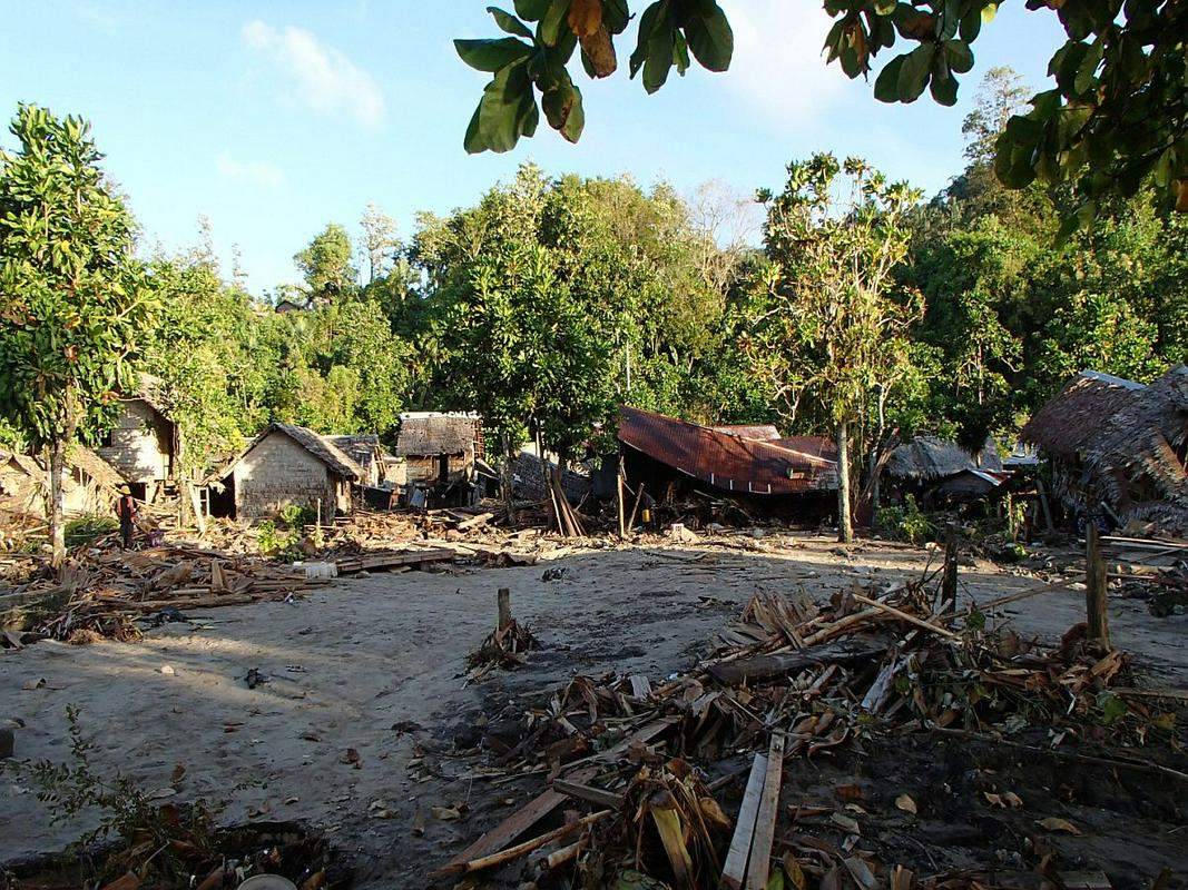 Opustošenje, ki ga je na Salomonovih otokih povzročil cunami po potresu v sredo. Foto: EPA