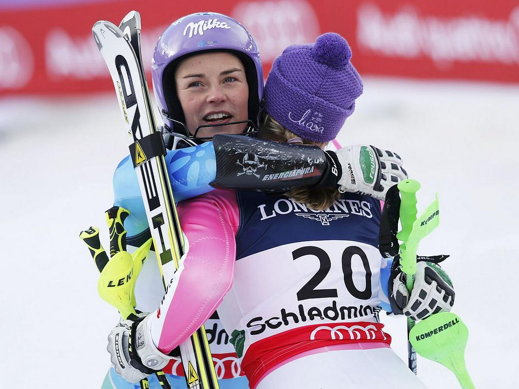 Tina Maze je v Schladmingu obe medalji osvojila s štartno številko 18. V cilju pa je kljub začetnemu razočaranju takoj čestitala in objela novo svetovno prvakinjo Mario Höfl Riesch. Foto: Reuters