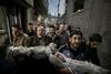 World Press Photo: Zmagala fotografija Palestincev, ki nesejo trupli otrok