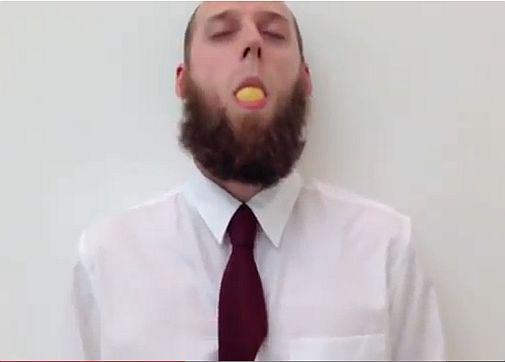 Če kdo, potem Britanci razumejo, da je v sodobni umetnosti vedno tudi prostor za duhovitost. Foto: YouTube