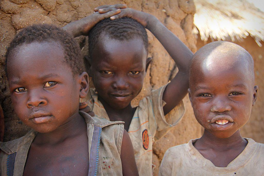 Otroci v Nubskih gorah odraščajo brez vsega. Foto: Tomo Križnar