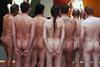 Foto: Goli moški obiskali razstavo o golih moških