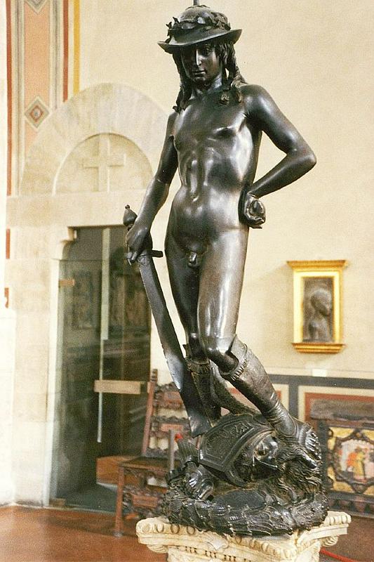 Donatello je Davida (okoli 1440-1446), ta velja za prvi samostojni akt po antični umetnosti, naslikal po spopadu z Goljatovo glavo pod nogami. Foto: Wikipedia