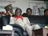 Tudi nova ustava Mugabeju tlakuje pot do dosmrtnega predsednika Zimbabveja
