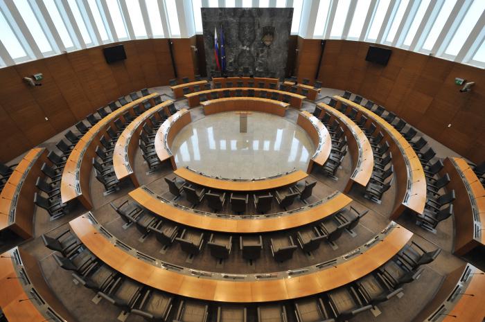 Novi poslanci bodo spoznali delovanje konferenčnega sistema in glasovalnih naprav v veliki dvorani DZ. Foto: BoBo