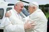 Foto: Zgodovinsko srečanje dveh papežev v Castel Gandolfu
