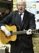 Video: Župan v roke vzel kitaro in si izbral pesem za svoj pogreb