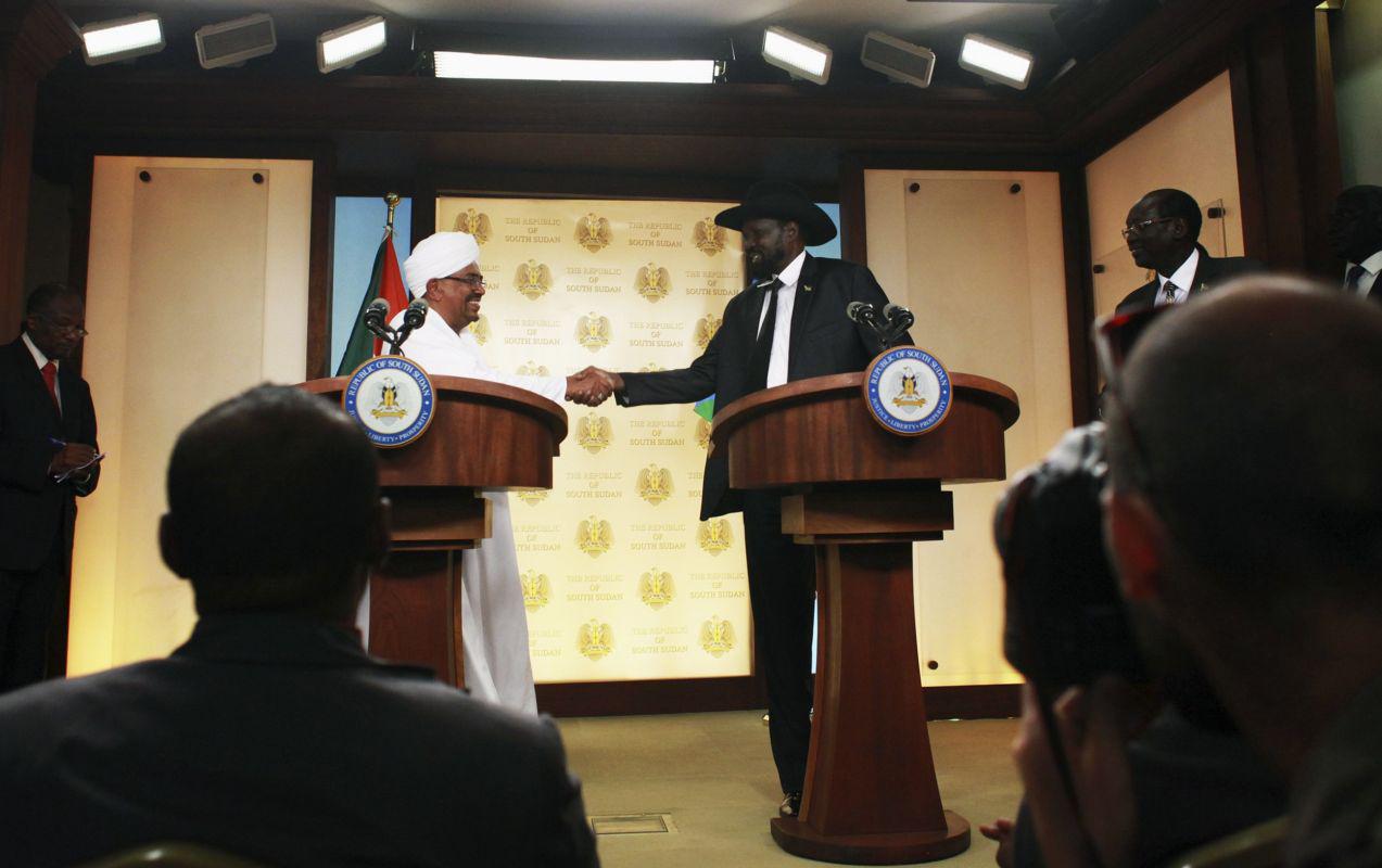 Prvi obisk sudanskega predsednika Omarja Al Baširja (levo) v Južnem Sudanu po lanski zaostritvi odnosov med državama. Foto: Reuters