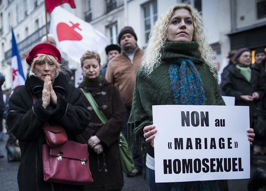Napis na letaku: Ne istospolni 'poroki'. Foto: EPA