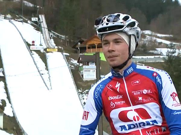 Primož Roglič je leta 2007 hudo padel v Planici, kar ga je onemogočilo na njegovi skakalni karieri, toda kmalu je začel pisati kolesarsko pravljico, sprva v dresu ekipe Adria Mobil. Foto: MMC RTV SLO