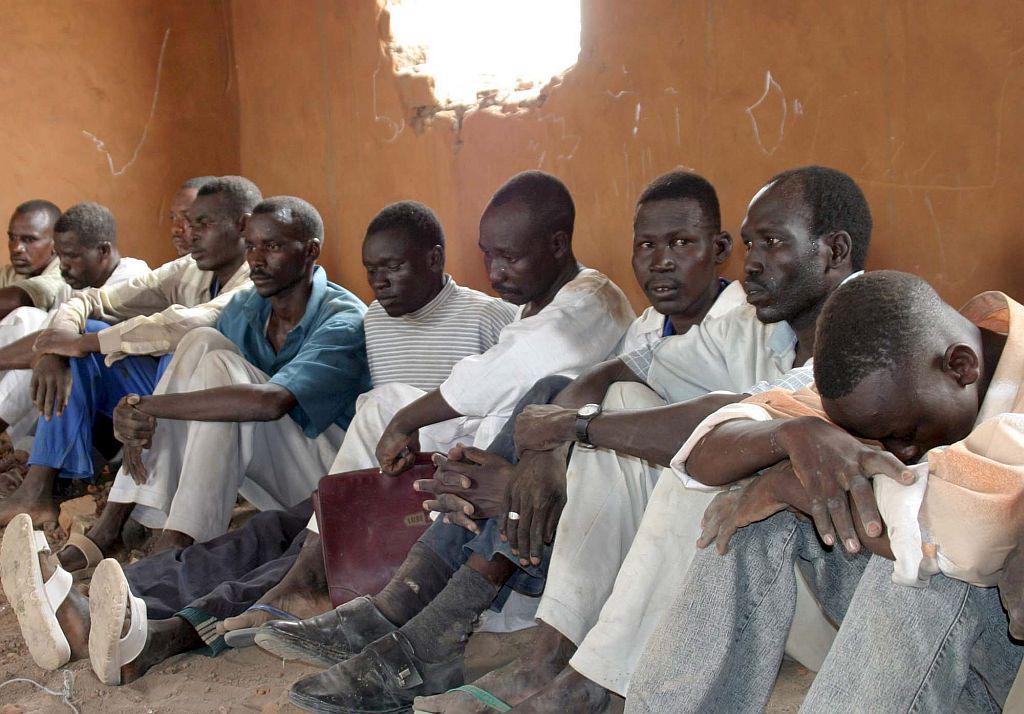 V Darfurju se mnogo moških preživlja z rudarstvom (fotografija je simbolična). Foto: EPA