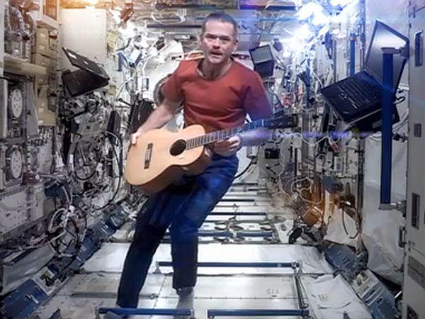 Glas Hadfielda in kitarski solo sta bila posneta na ISS-u, glasbeno ozadje pa je posnela ekipa na Zemlji. Foto: Youtube