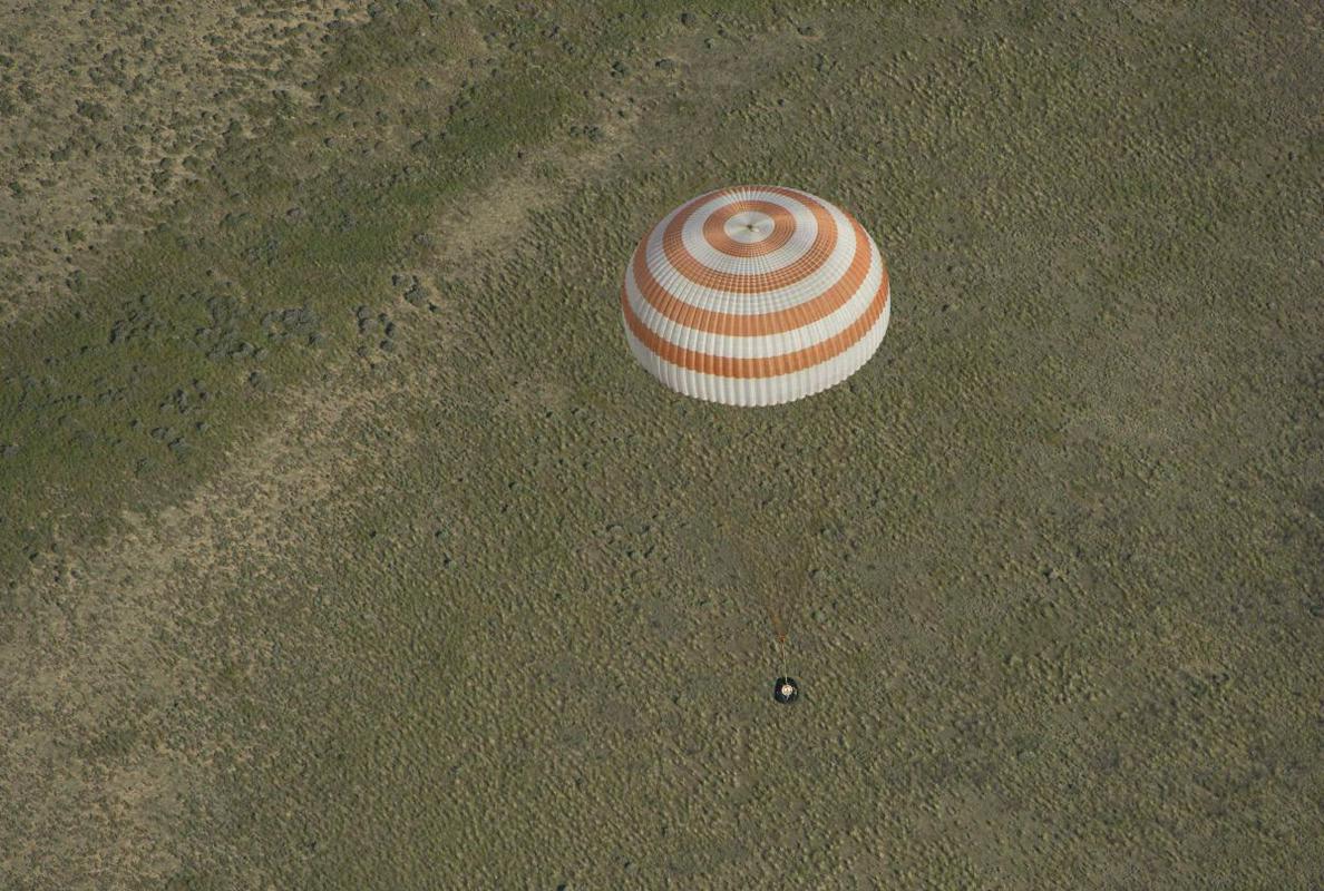 Sojuz je pristal v kazahstanski stepi. Foto: Reuters