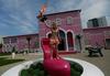 Foto: Feministke napadle hišo Barbie in sežigale barbike