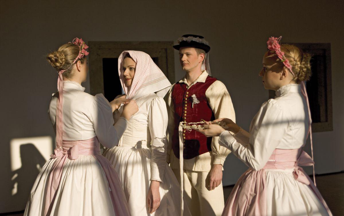 Premikanje meja je bilo v folklorno-plesni dejavnosti že od nekdaj vodilo največje in ene najstarejših slovenskih folklornih skupin. Foto: Akademska folklorna skupina France Marolt