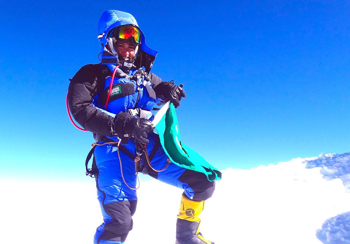 25-letna savdska alpinistka Raha Moharak na vrhu Mount Everesta. Raha je prva Savdijka, ki ji je uspel ta podvig. Foto: EPA