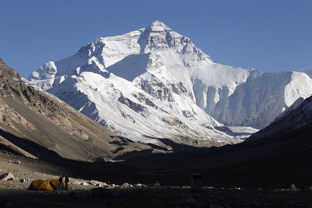 'Everesta nisem osvojil. Le skupaj z nepalskim prijateljem sem prvi stopil nanj,' je skromno zapisal Edmund Hillary, ki je umrl pred petimi leti. Foto: EPA