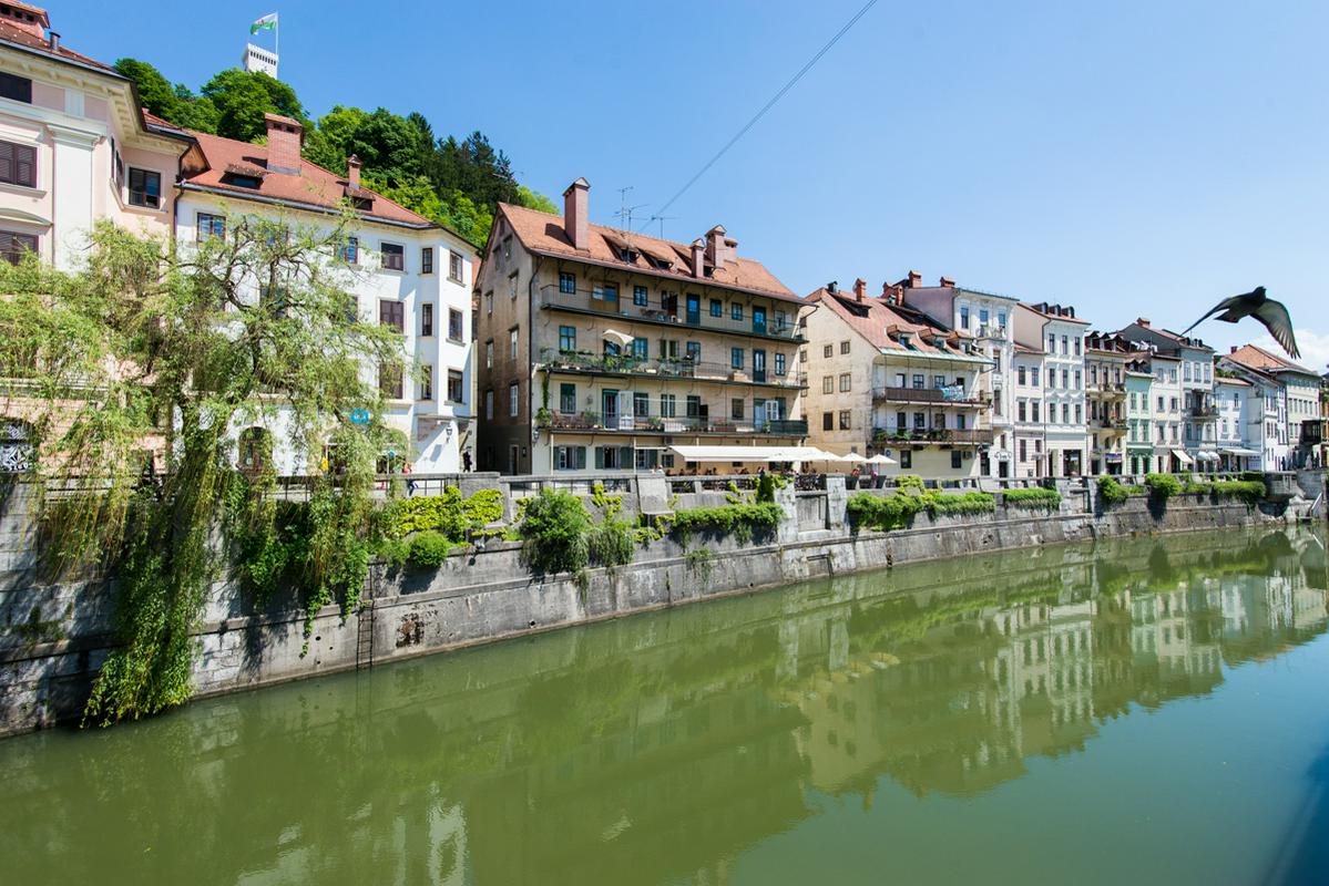 Among the narrow streets of Ljubljana’s Old Town, visitors may see signs indicating Židovska ulica and Židovska steza – “the Jewish Street” and “The Jewish Lane.” Foto: MMC/Miloš Ojdanić