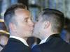 Foto: V Franciji v zakonski jarem skočil prvi istospolni par