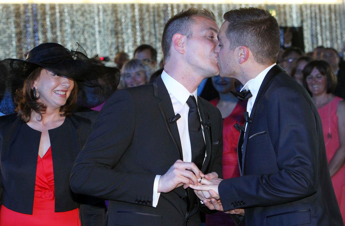 V sredo se je v Franciji poročil prvi istospolni par. Foto: EPA