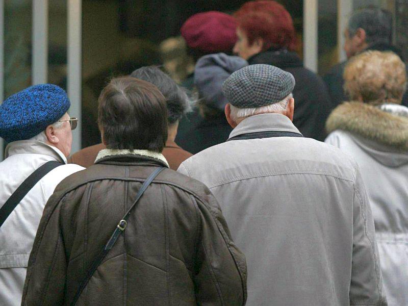V Zvezi društev upokojencev Slovenije so izračunali, da so upokojenci z omejevanjem pokojnin do leta 2012 prispevali že približno milijardo evrov. Foto: BoBo