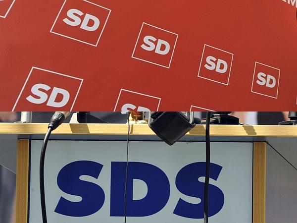 To nedeljo bi na volitvah zmagal SDS, drugo mesto pa bi zasedla stranka SD. Foto: BoBo