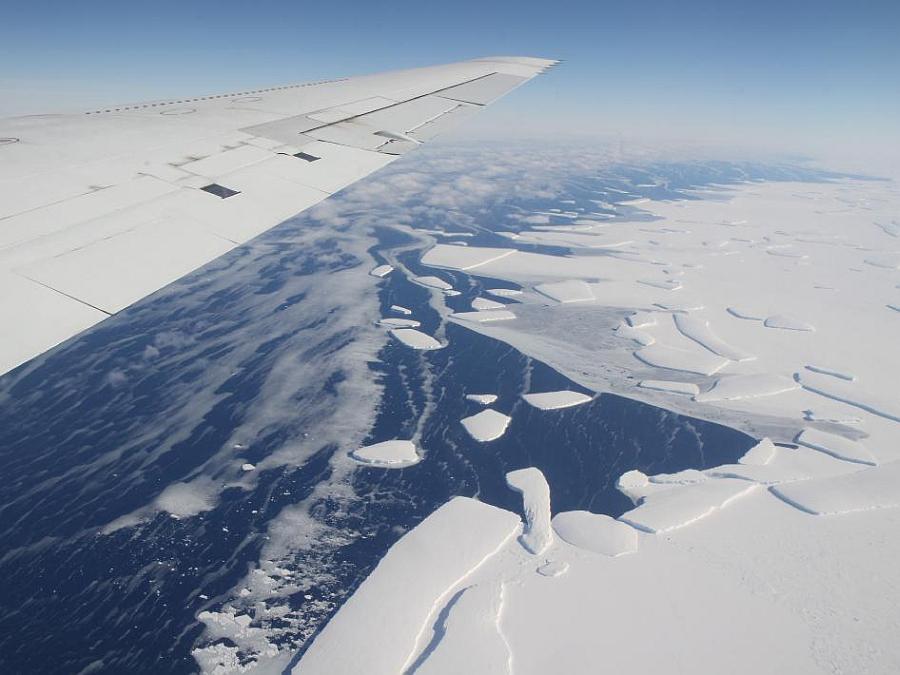 Rob ledene police, ki se lomi in v morje pošilja manjše plošče in ledene gore. Foto: NASA/GSFC/Jefferson Beck