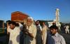 V napadu na pogrebu v Pakistanu ubitih 30 ljudi