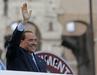 Berlusconija od prestajanja zaporne kazni loči le še en korak