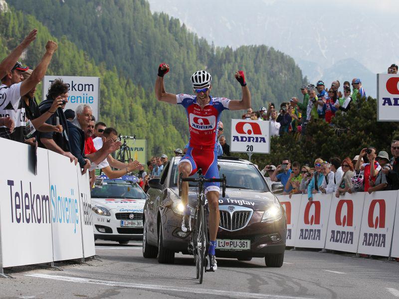 Najvišja točka letošnje slovenske pentlje je bil vzpon Lipa nad Savinjsko dolino z vsega 718 metri v okviru 2. etape. Dirka po Sloveniji je bila nazadnje na najbolj legendarnem kolesarskem vzponu države Vršiču leta 2013, ko se je v 3. etapi iz Škofje Loke šlo čez Sorico (937 m), Livške ravne (1149 m), po Zgornje Soški dolini s ciljem na Vršiču (1611 m). Pred osmimi leti je etapo in s tem dirko dobil Hrvat Radoslav Rogina (Adria Mobil), ki je za 39 sekund ugnal takrat 21-letega Jana Polanca (Radenska Ljubljana). Foto: www.alesfevzer.com