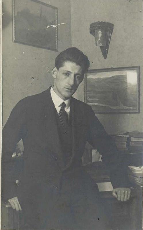 Miran Jarc (1900-1942), slovenski pisatelj, pesnik in dramatik. Pisati je začel v dijaških letih v takrat umetniško razgibanem Novem mestu. Pisal je pesmi, prozo, dramske poskuse, kritike in eseje ter kot avtor, igralec, violinist in vodja sodeloval v Slovenskem marionetnem gledališču Milana Klemenčiča. Njegov avtobiografski roman Novo mesto iz leta 1932 je ekspresionistični pripovedni in izpovedni roman, prepojen z vojno in protivojno tematiko. Po romanu je bil posnet film Veter v mreži (1989). Njegovo pripovedništvo je raslo iz cankarjanskega simbolizma, predvsem tistega, ki je vseboval socialno kritiko nehumane družbe. Živo je reagiral na zmedo v povojnem življenju in iskal izhod iz potapljajoče se civilizacije. Prevajal je iz angleškega, ruskega, srbohrvaškega, zlasti pa iz francoskega jezika. Foto: Arhiv NUK